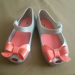 Happy Shies size 6c.